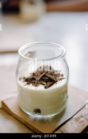 Délicieux tiramisu italien, dans le verre, sur la table de restaurant, selective focus Banque D'Images