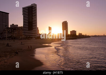 Coucher de soleil, Plage, Ville, Fortaleza, Ceará, Brésil Banque D'Images