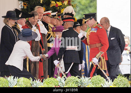 La reine Elizabeth II salue le premier ministre Theresa peut alors qu'elle arrive pour une cérémonie de bienvenue au roi Felipe VI et Letizia d'Espagne pour sa visite d'État du Royaume-Uni, sur Horse Guards Parade à Londres. Banque D'Images