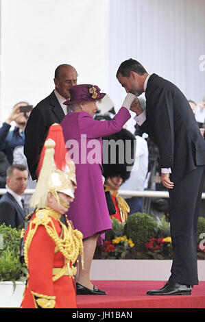 La reine Elizabeth II et le duc d'Édimbourg saluent le roi Felipe VI d'Espagne au cours d'une cérémonie de bienvenue pour une visite d'Etat au Royaume-Uni le Horse Guards Parade, Londres. Banque D'Images