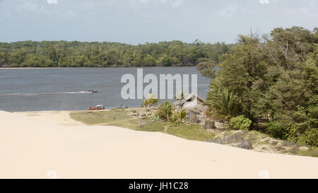 Personnes, bateaux, Rio Preguiças, Vassouras, Maranhão, Brésil Banque D'Images