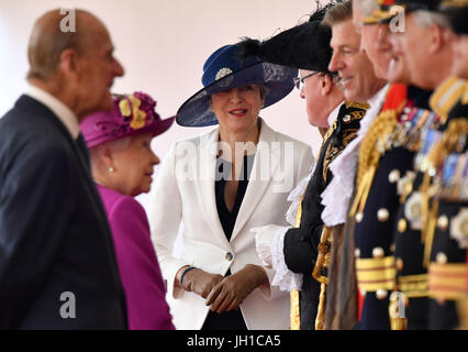 Premier ministre Theresa peut regarde la Reine Elizabeth II et le duc d'Édimbourg des dignitaires de l'avant de la saluer bienvenue de cérémonie pour l'espagnol le roi Felipe VI pour sa visite d'État du Royaume-Uni le Horse Guards Parade, Londres. Banque D'Images