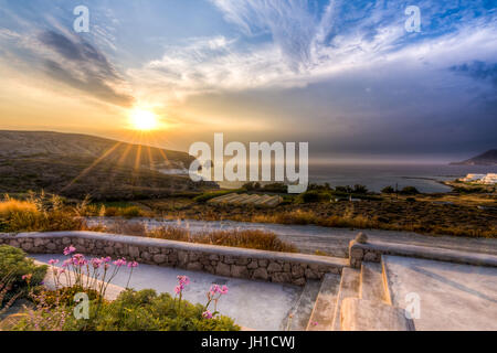 Coucher du soleil à Apollonia ('Polonia') village de Milos, Grèce Banque D'Images