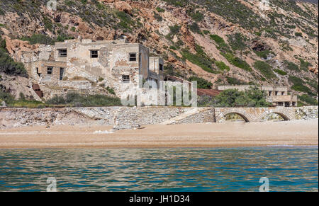 Ancienne carrière abandonnée de soufre 'Thiorichia' dans île de Milos, en Grèce. Les mines ont été détruites pendant la Seconde Guerre mondiale et l'occupation par les troupes allemandes en 1945. Plus tard Banque D'Images