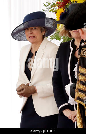 Premier ministre Theresa peut avant la cérémonie de bienvenue pour l'espagnol le roi Felipe VI pour sa visite d'État du Royaume-Uni le Horse Guards Parade, Londres. Banque D'Images