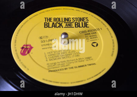 Rolling Stones 'Black and Blue' LP & record label Banque D'Images