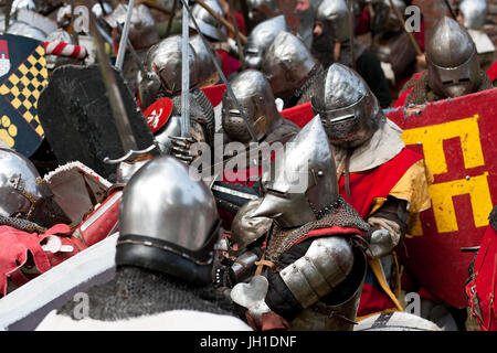 Chevaliers médiévaux en combat. Siège de Malbork re-enactment, Malbork, 2014. Banque D'Images