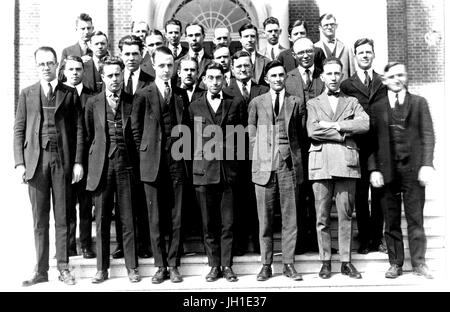 Portrait de groupe de professeurs et d'étudiants, y compris Robert E Lee Collins (première rangée, deuxième à droite) et John Ray Douglas (rangée arrière, deuxième à droite), de la Johns Hopkins University's geology department, recueillies sur les marches d'un bâtiment académique sur le campus de l'Université Homewood à Baltimore, Maryland, 1925. Banque D'Images