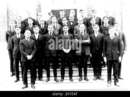 Photo de groupe des membres de l'Université John Hopkins University's geology department recueillies sur les étapes à Gilman Hall, un bâtiment académique sur le campus de l'université Homewood à Baltimore, Maryland, 1928. Banque D'Images