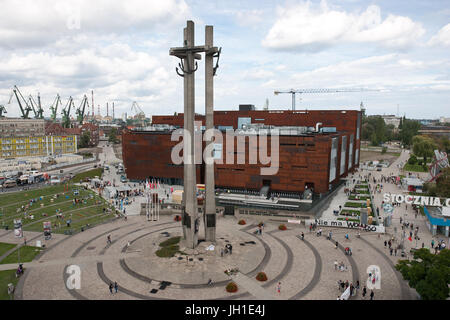 La construction de centre de la solidarité européenne, la place de la solidarité et Monument aux morts de 1970 travailleurs des chantiers navals de Gdansk, en Pologne. Banque D'Images