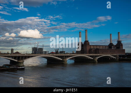 Avis de Battersea Power Station à travers Tamise avant le début de la reconstruction, Londres, Royaume-Uni Banque D'Images