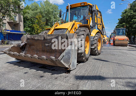 Heavy Construction bulldozer et compacteur vibrant lors de la construction d'une route sur une rue de ville à midi Banque D'Images