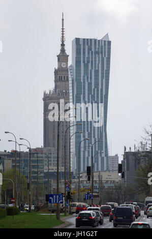 237 mètres de palais de la Culture et de la Science (Palac Kultury i Nauki PKiN) et 192 mètres Zlota 44 gratte-ciel résidentiel à Varsovie, Pologne. 6 avril 2017 Wa Banque D'Images