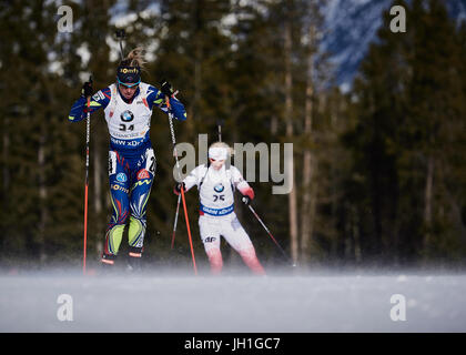 Marie Dorin Habert : de gauche à droite : Krystyna Guzik Canmore Biathlon IBU World Cup 2016 course sprint Femme Banque D'Images