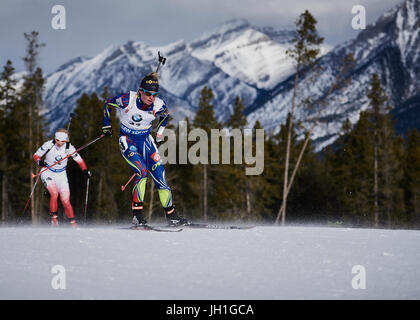 Gauche : Krystyna Guzik droite : Marie Dorin Habert Canmore Biathlon IBU World Cup 2016 course sprint Femme Banque D'Images