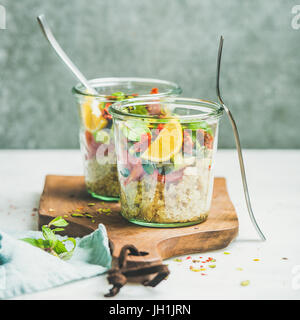 Salade végétarienne saine avec quionoa, Avocat, tomates séchées Banque D'Images