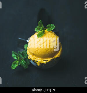 Rafraîchissant sorbet mangue cuillère à glace, dans une pelle, carré petit Banque D'Images