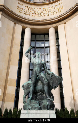 Palais de Chaillot, Paris. Apprivoiser un bison d'Hercules. La France. Banque D'Images