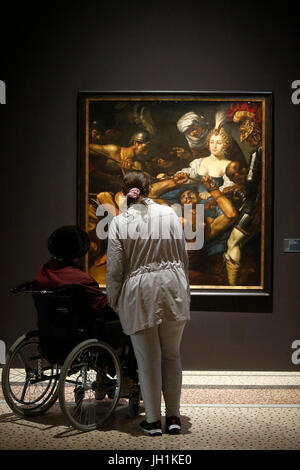 Palais Longchamp (Longchamp Palace), Marseille. Fine Art Museum. Vieille Femme dans un fauteuil roulant avec son assistant. La France. Banque D'Images