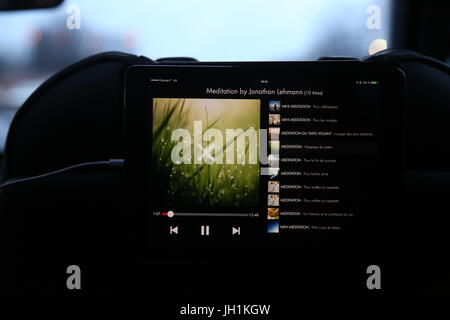 Tablette numérique dans un E-taxi. La France. Banque D'Images