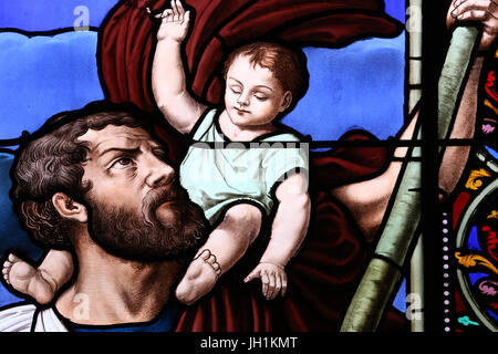 L'église du Sacré-cœur. Vitrail. Saint Christophe portant le Christ enfant. Moulins. La France. Banque D'Images