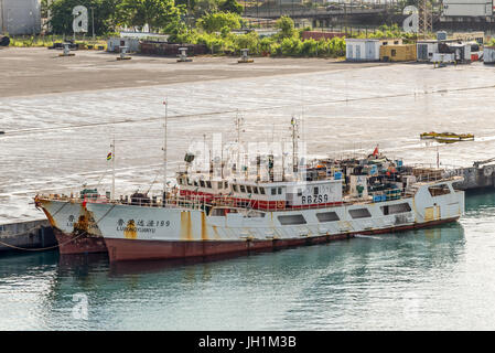 Port Louis, Maurice - le 25 décembre 2015 navires de pêche : LURONGYUANYU dans la brume du matin à Port Louis, à Maurice. Banque D'Images