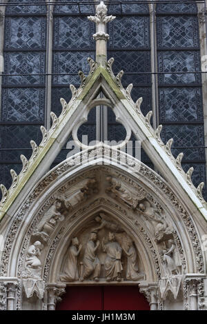 La cathédrale Notre Dame de Paris. Tympan de la porte rouge (c.1260). La France. Banque D'Images