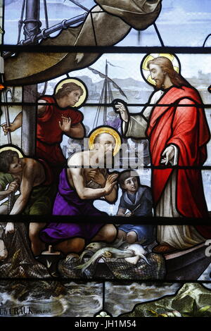 Vitraux dans l'église Saint-Aubin, Houlgate. La pêche miraculeuse. La France. Banque D'Images