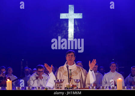 Hopeteen festival, Issy-les-Moulineaux, France. Messe présidée par Mgr. Aupetit. Banque D'Images