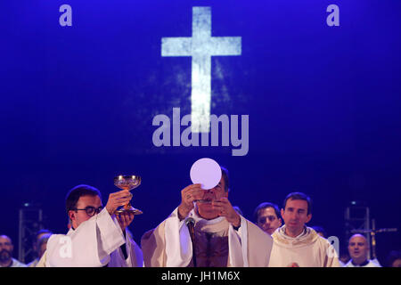 Hopeteen festival, Issy-les-Moulineaux, France. Messe présidée par Mgr. Aupetit. Banque D'Images