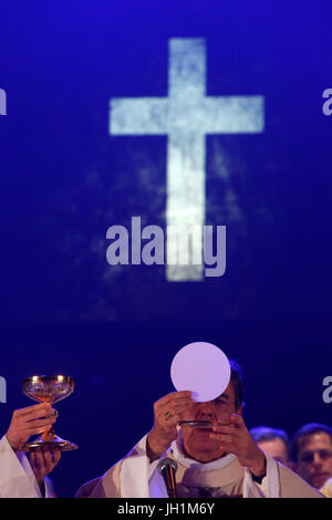 Hopeteen festival, Issy-les-Moulineaux, France. Messe présidée par Mgr. Aupetit. Banque D'Images