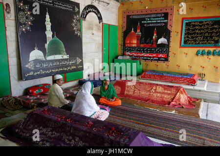 Ajmer dargah Sharif, le Rajasthan. Les musulmans assis près de tombeaux. L'Inde. Banque D'Images