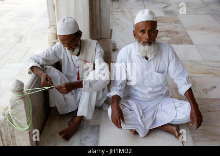 Ajmer dargah Sharif, le Rajasthan. Les musulmans assis dans la mosquée. L'Inde. Banque D'Images