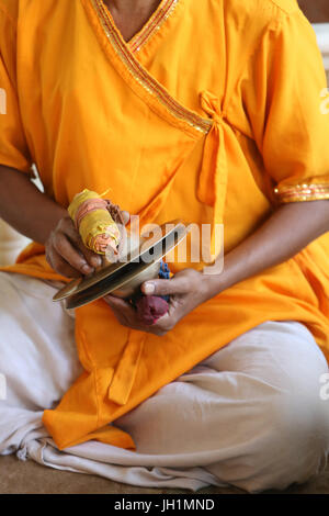 Dévot hindou jouant des cymbales en Reti Raman. L'Inde. Banque D'Images