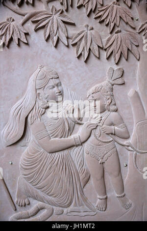 Relief représentant dieu hindou Krishna avec sa belle-mère Yashodha. L'Inde. Banque D'Images