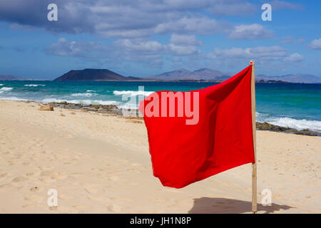 Drapeau rouge sur la plage. Panneau d'avertissement. Baignade dangereuse. Un dispositif de sécurité, les bouées de sauvetage, Garde côtière canadienne, de la vie. Vacances à l'océan. Banque D'Images