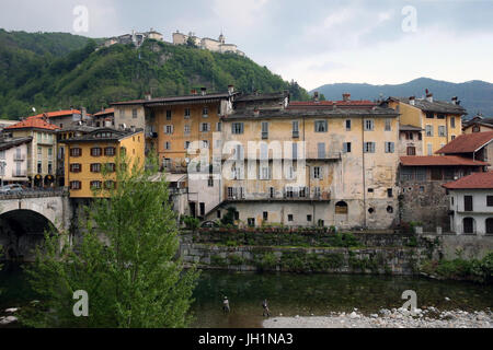 Maisons typiques sur Mastallone river dans Varallo Sesia. Banque D'Images