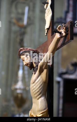 Église de San Gaudenzio. Jésus sur la croix. Main et ongles. L'Italie. Banque D'Images