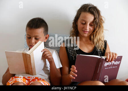 Lecture des enfants. L'Italie. Banque D'Images