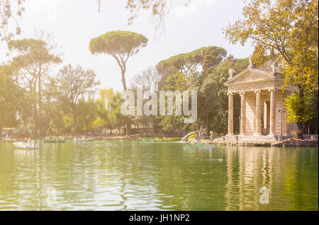 Temple d'Esculape et le lac dans les jardins de Villa Borghese, Rome Italie Banque D'Images