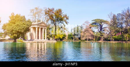 Temple d'Esculape et le lac dans les jardins de Villa Borghese, Rome Italie Banque D'Images