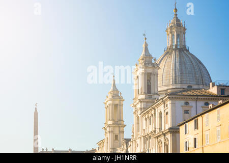 Le dôme et le clocher de Sant'Agnese in Agone face au soleil du matin, Rome, Piazza Navona, contrejour Banque D'Images