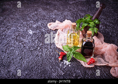 L'huile d'olive et vinaigres dans des bouteilles en verre. Selective focus Banque D'Images