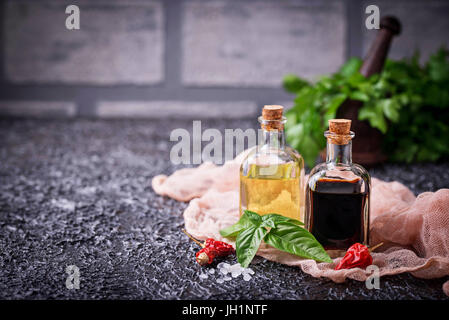 L'huile d'olive et vinaigres dans des bouteilles en verre. Selective focus Banque D'Images