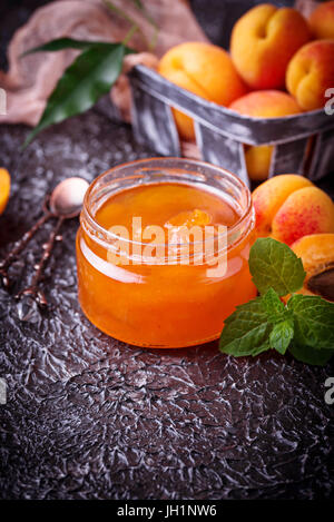 Confiture d'abricot dans un bocal en verre. Selective focus Banque D'Images