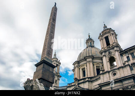 Obélisque égyptien et la façade de l'église Sant'Agnese sur la place Navone à Rome city Banque D'Images