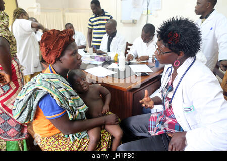 L'Afrique. Sotoboua hôpital. Unité de pédiatrie. Consultation médicale. Le Togo. Banque D'Images