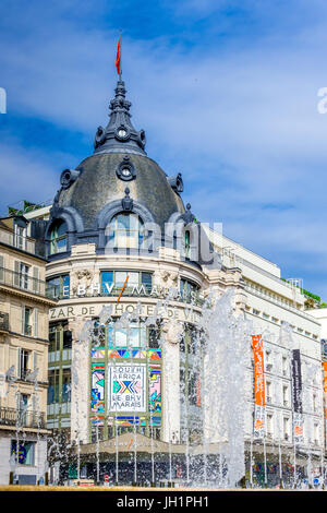 Le centre commercial BHV Marais sur la célèbre rue de Rivoli à l'Hôtel de ville, Paris, France Banque D'Images