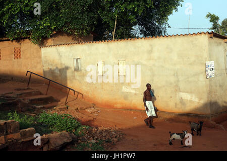 Vieil homme marcher à Togoville au coucher du soleil. Togoville. Le Togo. Banque D'Images