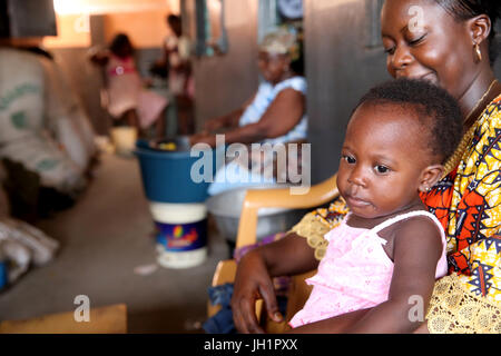 La vie du village africain. Femme avec son bébé. Lome. Le Togo. Banque D'Images